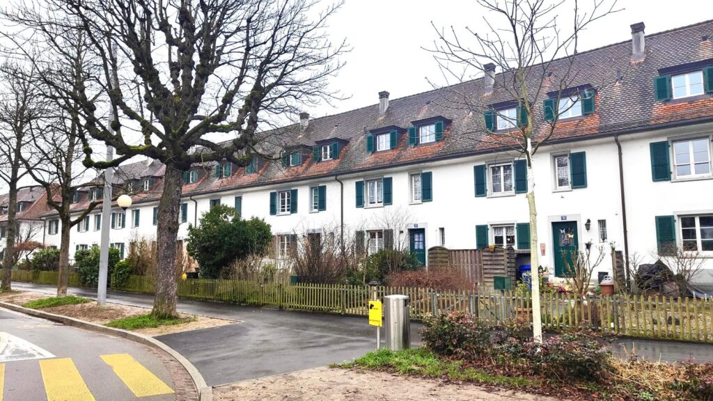 Strassenansicht der frisch renovierten Wohnhaussiedlung an der Egliseestrasse in Basel im Winter.